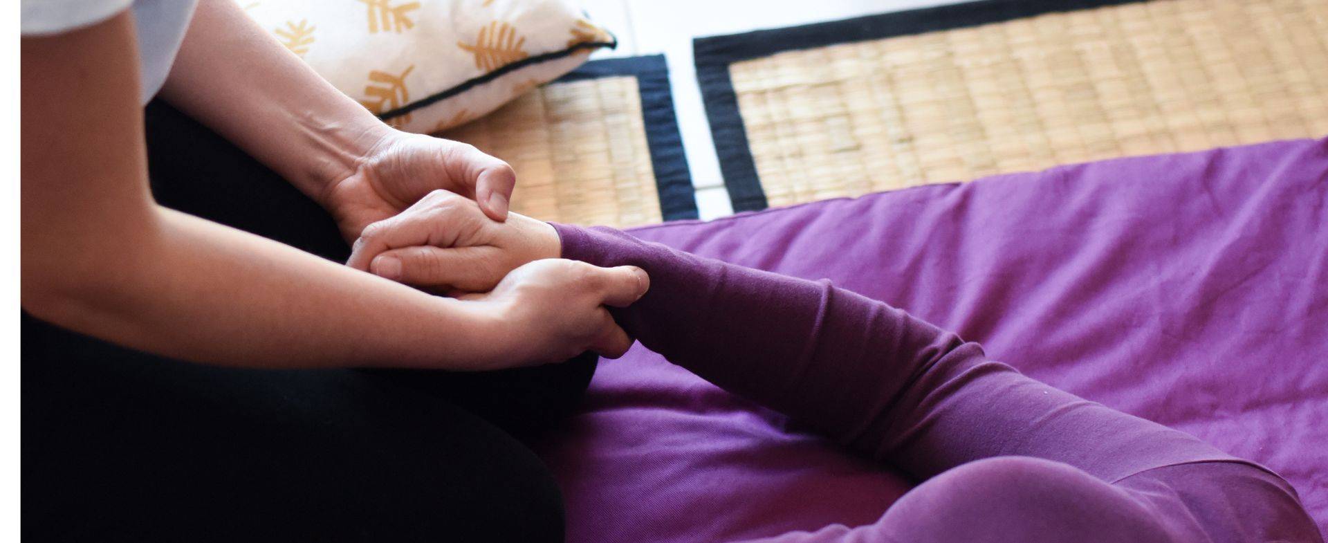 Début du shiatsu : receveur sur le ventre et points de pression le long de la colonne